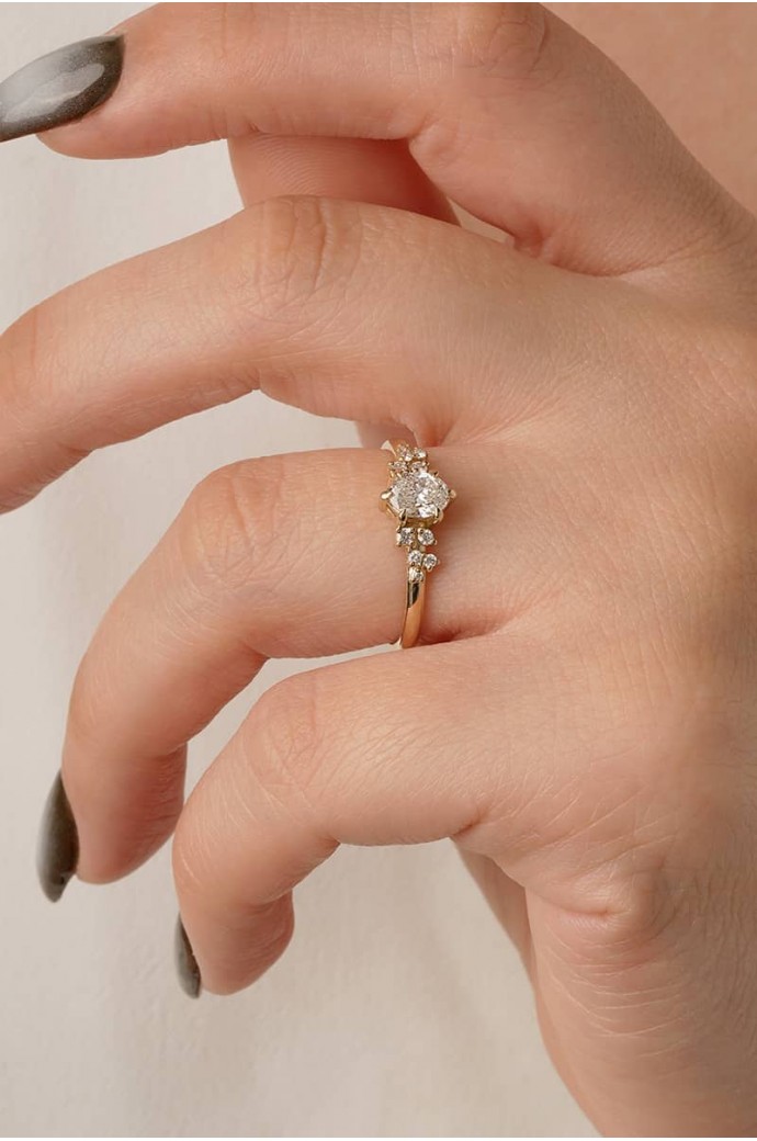 Laboratuvar Pırlantası Tektaş Yüzük 0,62 Karat Oval Kesim