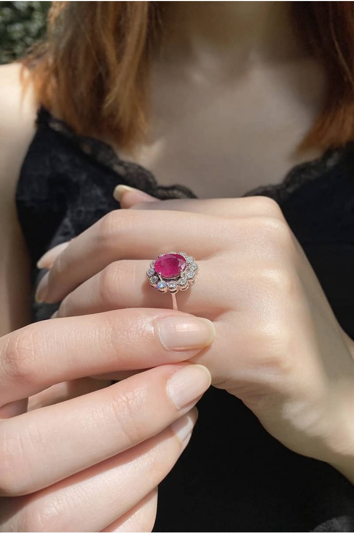 Yakutlu Pırlantalı Oval Yüzük 2,28 Karat